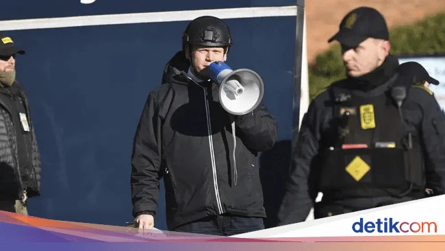rasmus-paludan-saat-menghadiri-aksi-protes-di-dekat-sebuah-masjid-di-denmark-yang-melibatkan-aksi-pembakaran-al-quran_169