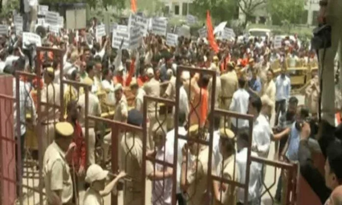 SC-issues-notice-to-Centre-on-pleas-challenging-decision-to-block-BBC-documentary-on-2002-Gujarat-riots4-4-780x470