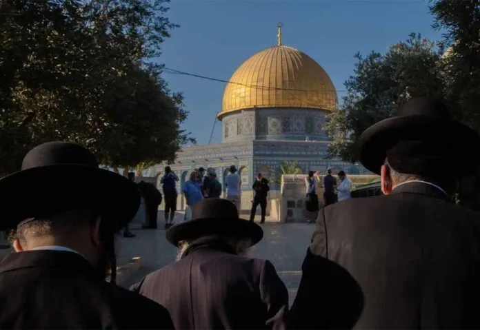 jewish-randomly-visiting-Al-Aqsa