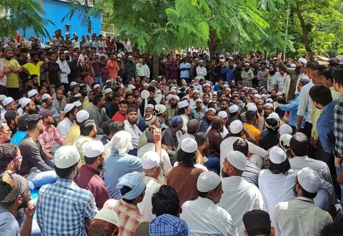 muslims-protest-in-front-of-satara-hospital
