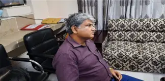 নগদ টাকা, ডলার, স্বর্ণসহ গণপূর্তের প্রকৌশলী শিক্ষার্থীদের হাতে আটক