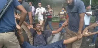 রাবিতে শিক্ষার্থীদের আটকের চেষ্টা পুলিশের, শিক্ষকদের সাথে ধস্তাধস্তি