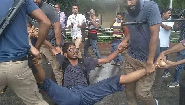 রাবিতে শিক্ষার্থীদের আটকের চেষ্টা পুলিশের, শিক্ষকদের সাথে ধস্তাধস্তি রাবিতে শিক্ষার্থীদের আটকের চেষ্টা পুলিশের, শিক্ষকদের সাথে ধস্তাধস্তি