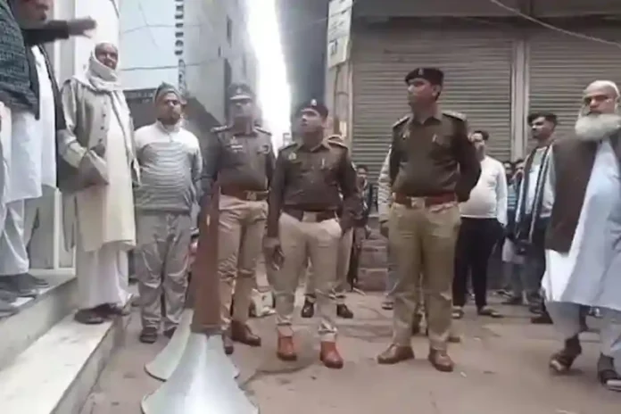 শব্দদূষণের অভিযোগ, মসজিদের লাউডস্পিকার খুলে বিতর্কে যোগীর পুলিশ-1 copy