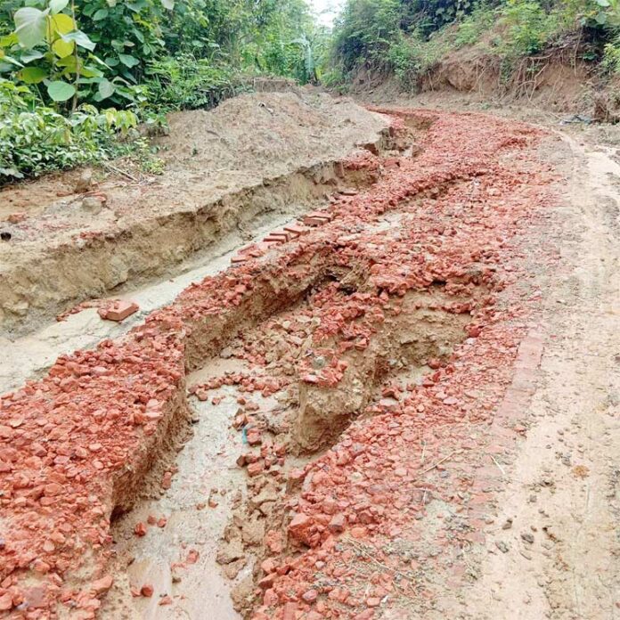 এক ঘন্টার বৃষ্টিতে ধসে গেল আট মাস ধরে নির্মিত সড়কের ইট-বালু