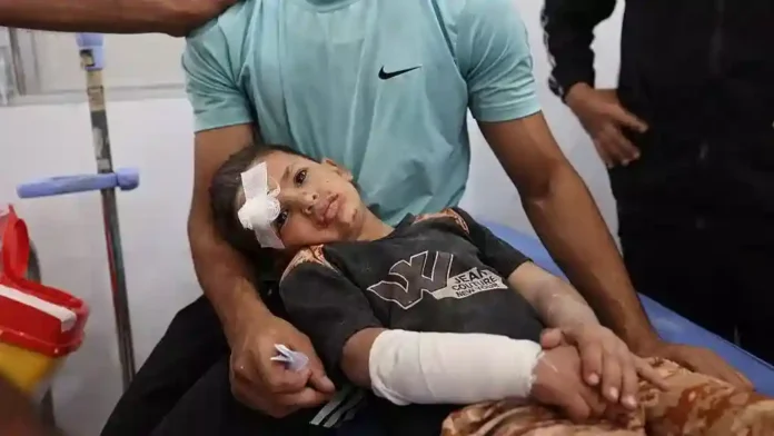 দখলদার ইসরায়েলের অবরোধ আর গোলাবর্ষণে বিপর্যস্ত গাজার স্বাস্থ্য ব্যবস্থা-1 copy