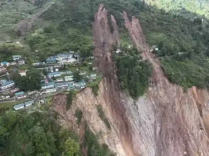 ভারতের সিকিমে ভূমিধসে নিশ্চিহ্ন সেনা ক্যাম্প, ৩ সেনা নিহত নিখোজ ৬1-2 copy