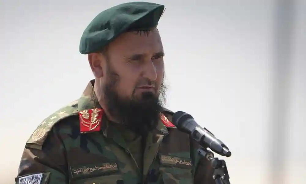 Stolda kotiba pornosini tomosha qiling