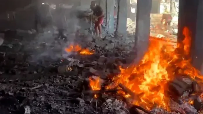 গাজায় নিহত আরও ৪৯, গুঁড়িয়ে দেওয়া হয়েছে জাতিসংঘ আশ্রয়কেন্দ্র-1 copy