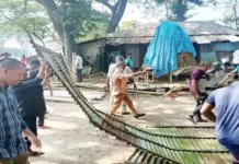 কুমিল্লায় মন্দিরের জায়গা দাবি করে মুসলিমদের বাড়ি থেকে উচ্ছেদ করলো জেলা প্রশাসন