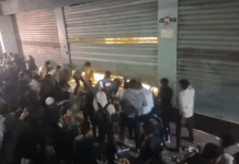 প্রথম আলো কার্যালয় ভাংচুর করছেন বিক্ষুব্ধ জনতা