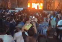 প্রথম আলোর পর ডেইলি স্টার কার্যালয় ভাংচুর করছেন বিক্ষুব্ধ জনতা