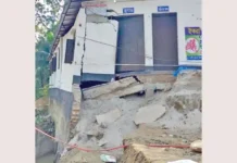 লক্ষ্মীপুরে ঠিকাদারের গাফিলতিতে ধসে গেছে মাদরাসা ভবন