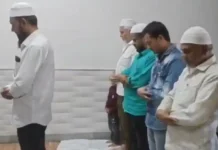ভারতের মহারাষ্ট্রে সরকারি অফিসে নামাজ আদায়ের ঘটনাকে নিয়ে হিন্দুত্ববাদীদের ব্যাপক তোলপাড়