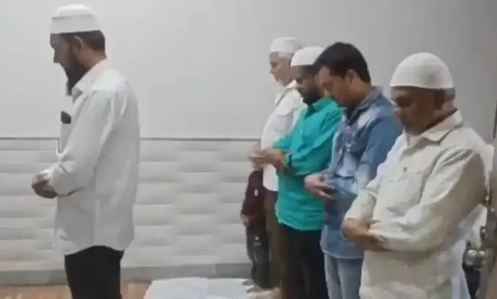 Namaz-offered-at-Municipal-office-in-Melagaon-sparks-row-among-BJP-leaders-780x470-copy copy