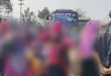 বেতন ও ছুটির টাকা আদায়ে রাস্তা অবরোধ করতে হচ্ছে নারী শ্রমিকদের