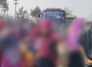 বেতন ও ছুটির টাকা আদায়ে রাস্তা অবরোধ করতে হচ্ছে নারী শ্রমিকদের