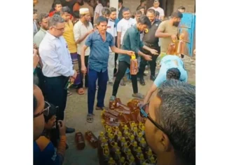 জামালপুরে আ.লীগ নেতার পরিত্যক্ত গোডাউনে থেকে টিসিবির প্রায় সাড়ে ১৪ শত লিটার ভোজ্য তেল উদ্ধার