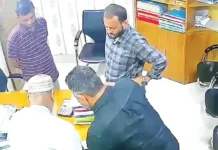 বরিশালে অণ্ডকোষ চেপে ধরে ব্লাংক চেক ও স্ট্যাম্পে সই নেয়ার ঘটনায় গ্রেপ্তার ২