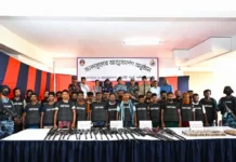 বিদেশি অস্ত্র-গোলাবারুদসহ সুন্দরবনের সন্ত্রাসী বাহিনীর আত্মসমর্পণ
