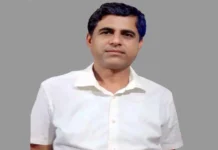 ভারতীয় নাগরিক হয়েও খুলনায় স্কুলের প্রধান শিক্ষক দীপক চন্দ্র সরকার