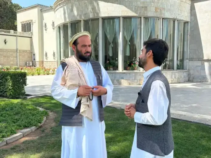 جمعه خان فاتح وایي، په ارګ کې پر خبرو بوخت دی copy